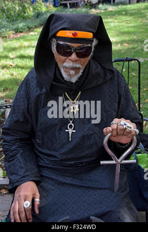 Ritratto di un partecipante dell'orgoglio pagano giorno Harvest Festival a Washington Square Park nel Greenwich Village di New York City. Foto Stock