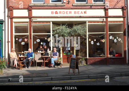 Kington Herefordshire ai clienti di godere un po' di sole autunnale al di fuori del confine Bean Cafe. Kington è per l'Inghilterra Galles confine. Foto Stock