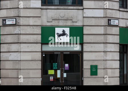 Lloyds Bank branch in corrispondenza della giunzione di Cheapside EC2 e Queen Street CE4 Foto Stock