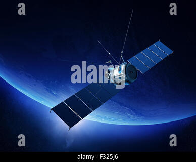 Satellite per comunicazioni in orbita attorno alla Terra con sunrise nello spazio (elementi di questo 3D render arredate dalla NASA) Foto Stock