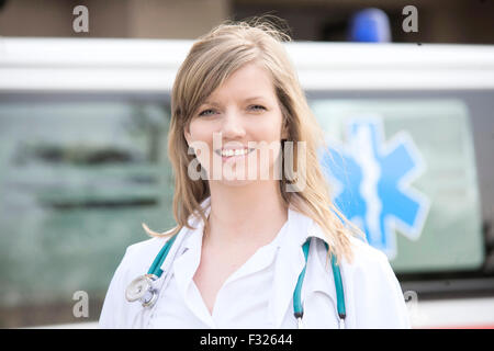 Sorridente femmina medico medico in ospedale Bulovka a Praga, Repubblica Ceca Foto Stock