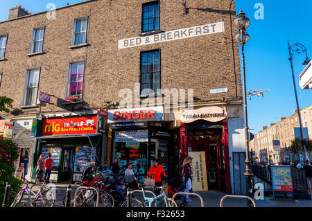 Talbot Street Dublin Ireland. Negozi e architettura in città capitale Foto Stock
