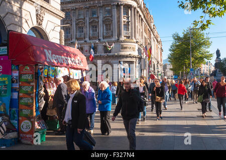 La vita quotidiana di persone su O'Connell Street a Dublino, Irlanda Foto Stock