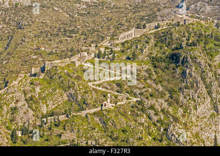 Il percorso fino alle montagne Kotor Montenegro Foto Stock