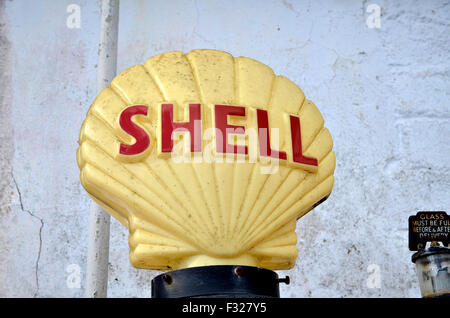 Vintage Shell pompe di benzina su un piazzale antistante in St Mawes, Cornwall. Foto Stock