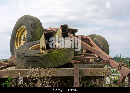 Pila di grandi vecchi pneumatici Foto Stock