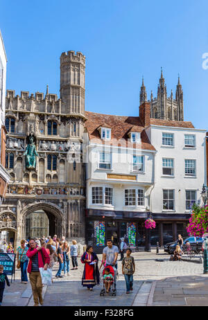 Buttermarket raffigurante il Cristo porta la Chiesa Cattedrale, Gate Hotel e la torre della cattedrale, Canterbury, nel Kent, England, Regno Unito Foto Stock