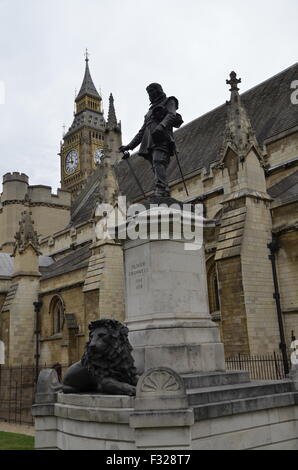 La statua di Oliver Cromwell presso le case del parlamento di Westminster, Londra Foto Stock