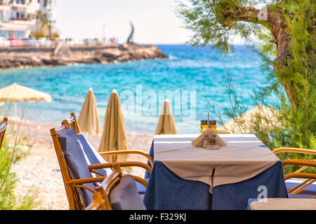 Immagine del ristorante fronte spiaggia. Agios Nikolaos, Creta. Foto Stock