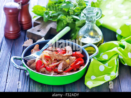 La carne fritta con pepe in padella Foto Stock