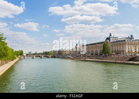 Il museo d' Orsay e il fiume Siene, Francia Foto Stock