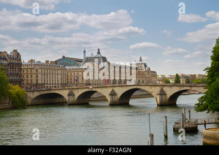 Il museo d' Orsay e il fiume Siene, Francia Foto Stock