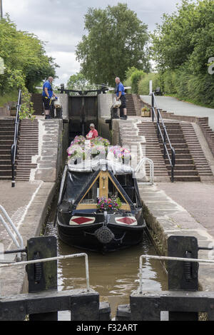 Canal o stretta barca sul ramo di Llangollen del Shropshire Union Canal passa attraverso il villaggio di Grindley Brook utilizzando le 3 Grindley Brook serrature. Foto Stock