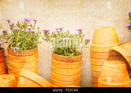 In stile vintage immagine di una pila di vasi per piante in giardino. Foto Stock