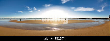 Portogallo Alentejo: persone in spiaggia panoramica in Porto Covo Foto Stock