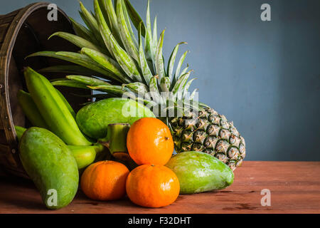 Frutta fresca dal canestro messo insieme su un di legno Foto Stock