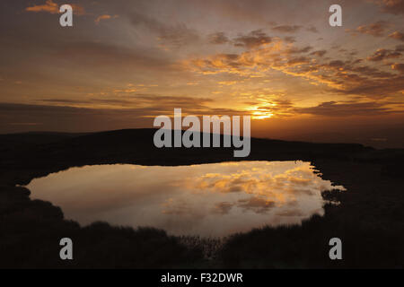 Vista su un piccolo lago sulla brughiera al tramonto, Blake semplice (Mermaid's Pool), Superiore Hulme, Peak District N.P., Staffordshire, Inghilterra, Foto Stock