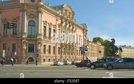 San Pietroburgo, Russia - Luglio 07, 2012: Palazzo di Beloselskih-Belozerskih, 1799-1800, e le sculture di Anichkov bridge, 1841 da Foto Stock