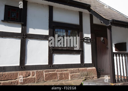 Villaggio di Churton, Cheshire, Inghilterra. Il XVII secolo ex Pub Red Lion, ora convertito a fini residenziali. Foto Stock