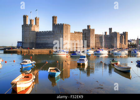 Caernarfon Castle, Caernarfon, Gwynedd, Wales, Regno Unito Foto Stock