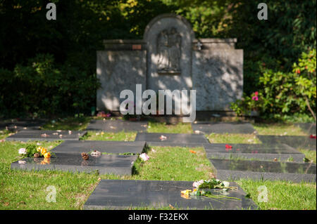 Tomba di pietra con i nomi dei morti, anonimo grave campo in erba nel cimitero di Dusseldorf-Heerdt, NRW, Germania