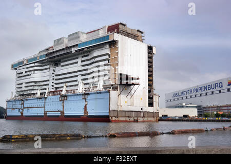 Parte di una lussuosa nave passeggeri in costruzione sul cantiere navale Meyer Werft a Papenburg Foto Stock