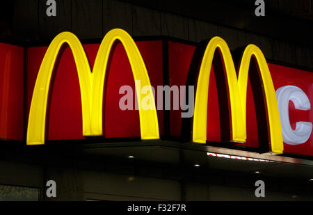 Leuchtreklame fuer 'Mc Donalds", novembre 2013, Berlino. Foto Stock