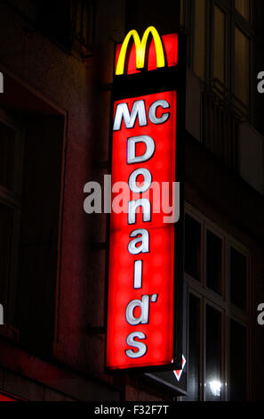 Leuchtreklame fuer 'Mc Donalds", novembre 2013, Berlino. Foto Stock