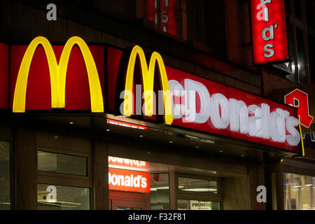 Leuchtreklame fuer 'Mc Donalds", novembre 2013, Berlino. Foto Stock