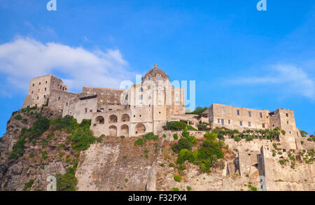 Antico Castello Aragonese, Isola d Ischia, Italia e mediterraneo sulla costa del mare Foto Stock