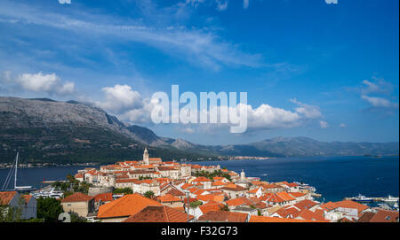 Vista del centro storico della città di Korcula con che domina la torre campanaria della cattedrale di San Marco. La Croazia. Foto Stock