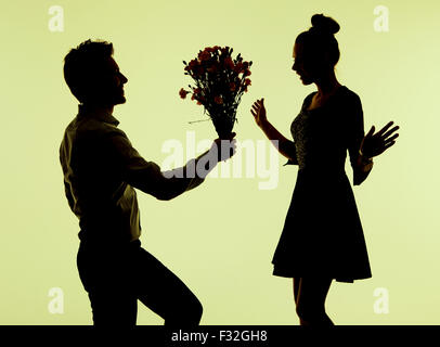 Affascinante signora sorpreso della proposta Foto Stock