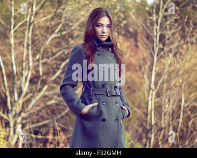 Ritratto di giovane donna bella in autunno cappotto. Fotografia di moda Foto Stock