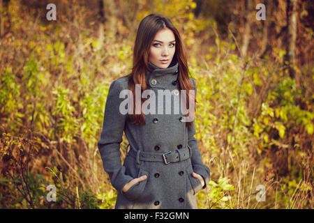 Ritratto di giovane donna bella in autunno cappotto. Fotografia di moda Foto Stock