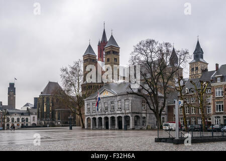 Piazza Vrijthof con Basilica di San Servaas in una piovosa giornata invernale a Maastricht, Paesi Bassi Foto Stock
