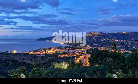 Castellabate è un piccolo villaggio nel sud dell'Italia, patrimonio UNESCO, presenta diverse ombre di blu e verde al tramonto. Foto Stock