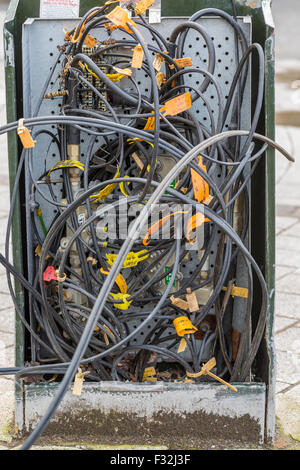 Scatola di derivazione del telefono danneggiata su una strada del Regno Unito Foto Stock