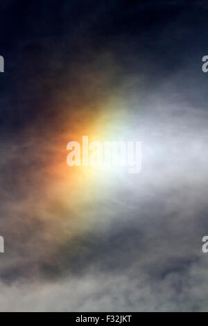 Buckshaw Village, Lancashire, Regno Unito. Il 28 settembre 2015. Meteo REGNO UNITO: Solar Rainbow su Buckshaw Village vicino Euxton in Lancashire. Un fenomeno ottico prodotto dalla luce che interagisce con i cristalli di ghiaccio in sospensione nell'atmosfera, risultante in una vasta gamma di colori o di anelli bianchi, archi e le macchie nel cielo. Molti aloni sono vicino al sole o alla luna, ma altri si verificano altrove o anche nella parte opposta del cielo. Tra i più noti tipi di alogeno sono l'alone circolare (chiamato propriamente 22° halo) Credito: Cernan Elias/Alamy Live News Foto Stock