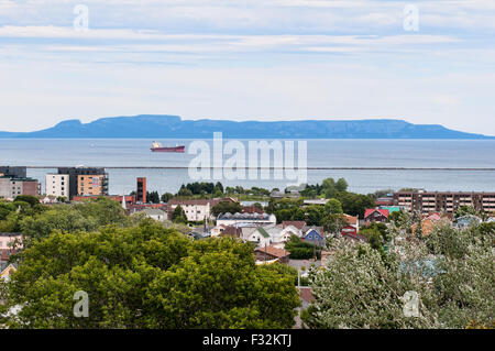 Vista del centro della città di Thunder Bay Ontario, Canada settentrionale ward e del porto da Hillcrest Park, con il gigante addormentato in background Foto Stock