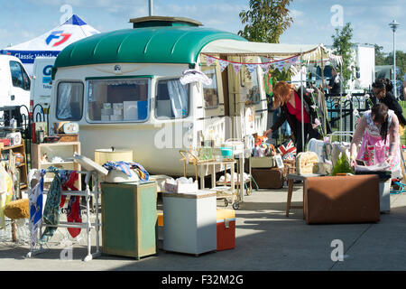 Vintage boutique e di stallo caravan presso un vintage show. Inghilterra Foto Stock