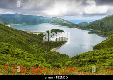 Lagoa do Fogo, un lago vulcanico in Sao Miguel, Isole Azzorre Foto Stock