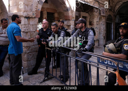 I membri della forza di sicurezza israeliana impediscono a un uomo palestinese di entrare nel complesso della moschea di El AKSA in Chain Gate Street o Tariq Bab es Salsilee che conduce alla moschea di El AKSA nel quartiere musulmano est di Gerusalemme Israele Foto Stock