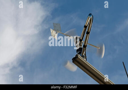Anemometro e banderuola sul cielo blu Foto Stock