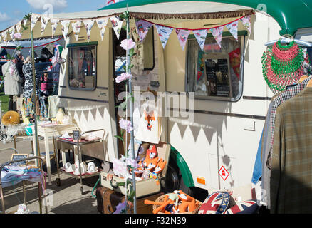 Vintage boutique e di stallo caravan presso un vintage show. Inghilterra Foto Stock