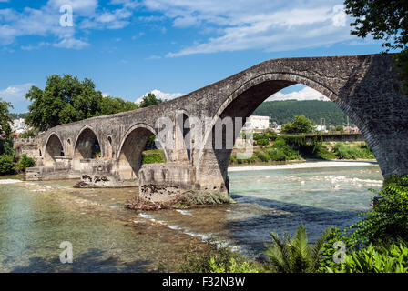 Il famoso ponte di pietra a Arta, Grecia Foto Stock