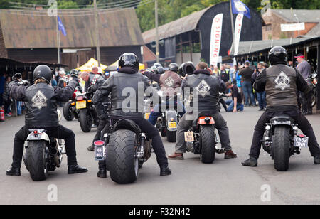 Linea di bikers sul trinciapaglia motocicli a Shelsley Walsh Hill Climb, Worcester, Inghilterra Foto Stock