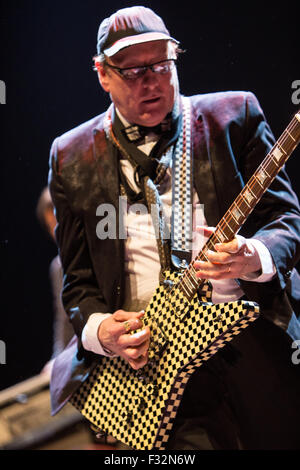Rick Nielsen svolge il suo fresco chitarra. Foto Stock