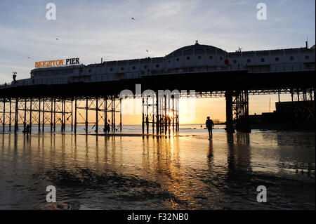 Brighton, Regno Unito. Il 28 settembre 2015. Regno Unito: Meteo persone godetevi il insolitamente bassa marea al tramonto sul lungomare di Brighton stasera come il solito sabbia coperte rivela se stesso lungo la costa dopo una calda giornata di sole di credito meteo: Simon Dack/Alamy Live News Foto Stock