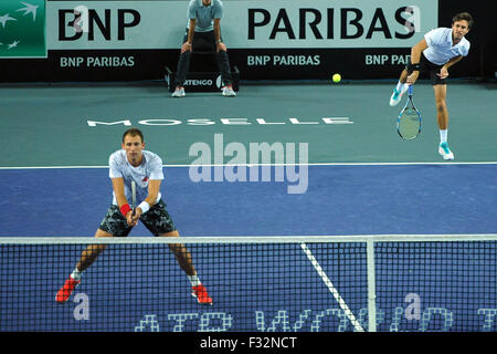 Metz, Francia. Il 27 settembre, 2015. Tennis ATP, Moselle Open Tournament finali. Lukasz Kubot (POL) Edouard Roger-Vasselin beat Pierre-Hugues Herbert (FRA) Nicolas MAHUT (FRA)con un punteggio di 2–6, 6–3, [10–7] per vincere le doppie finali © Azione Sport Plus/Alamy Live News Foto Stock