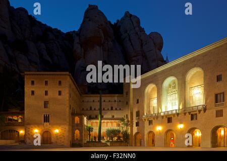 Un colore imahge prese nel crepuscolo del Montserrat monastey illuminato Foto Stock